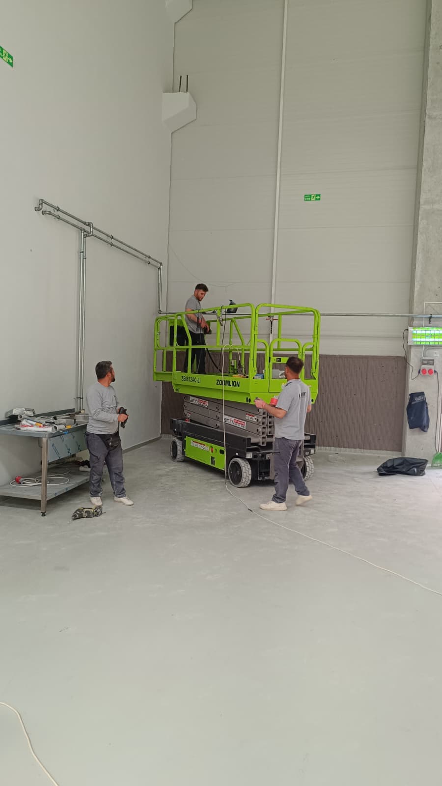 Depo içinde makaslı platform ile raf/tavan çalışması
